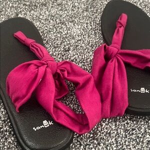 Sanuk Women's Black and Magenta Sandals